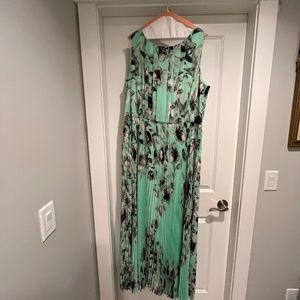 Eliza J ladies dress , size 16w, green, flowery, pleated dress